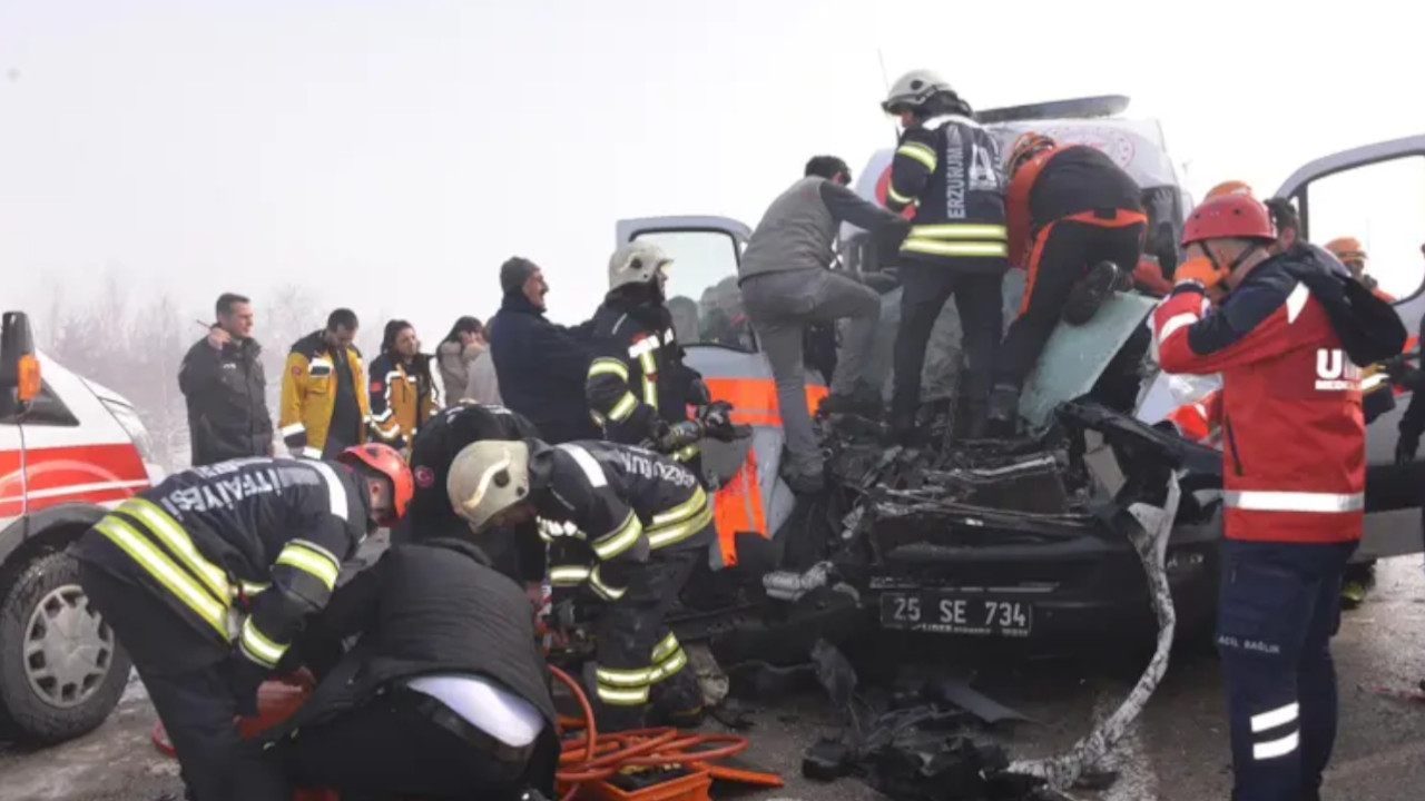 Kaza yapan ambulanstaki eşine yardıma giderken kazada yaralandı