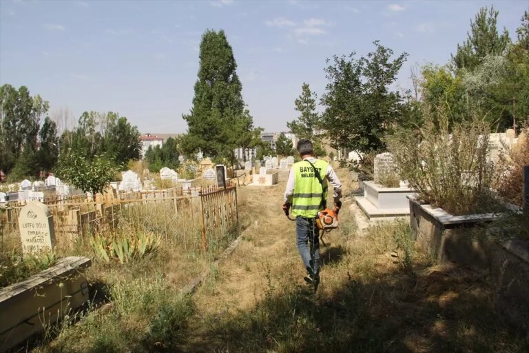 bayburtta mezarlik temizlik calismalari RLtUQxGt