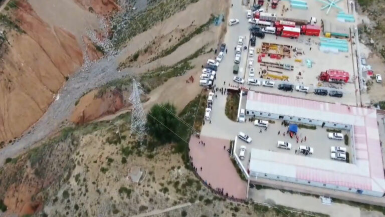 cinde-yapimi-suren-koprude-olumcul-hata-12-olu-4-kisi-araniyor-celik-halat-koptu-Un2Ayu2l.jpg