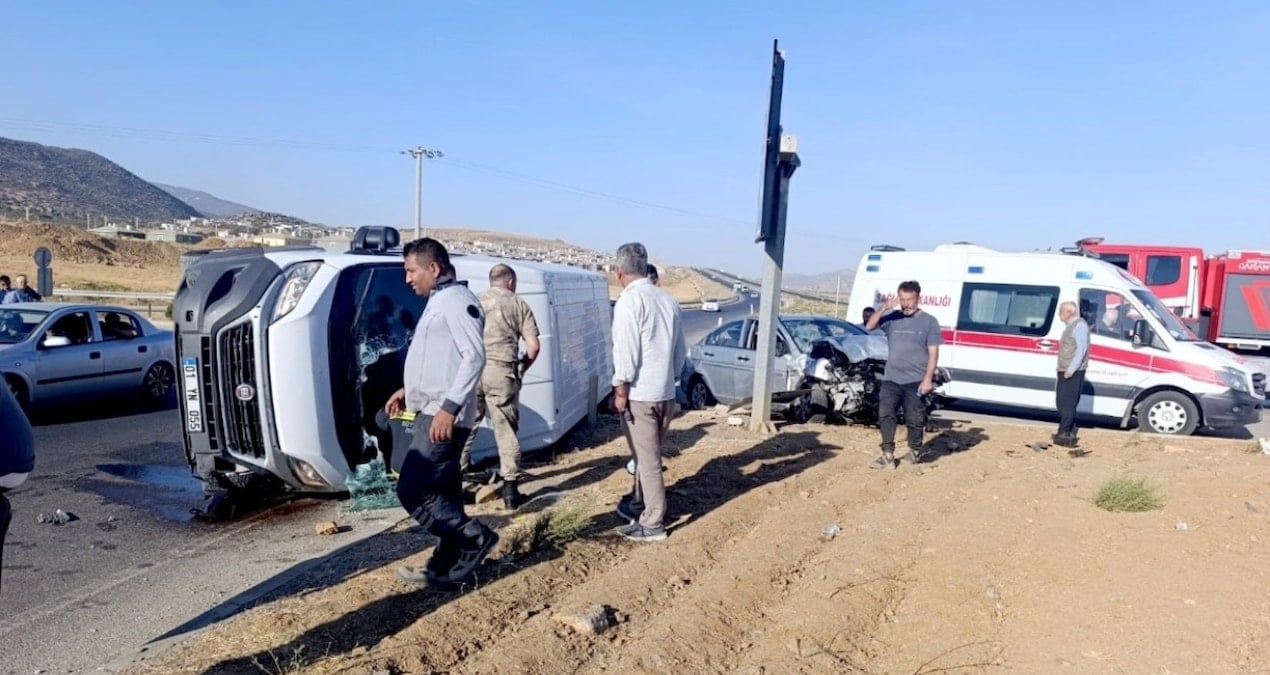 gaziantepte minibus ile otomobil carpisti 6 yarali DtKUC8YB