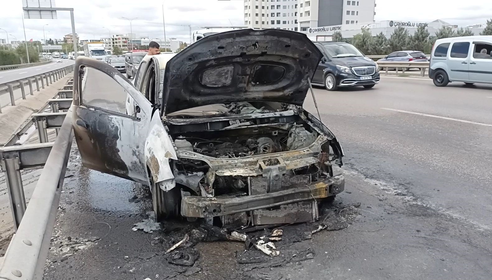 istanbulda yol ortasinda otomobil alev aldi EKr467jc