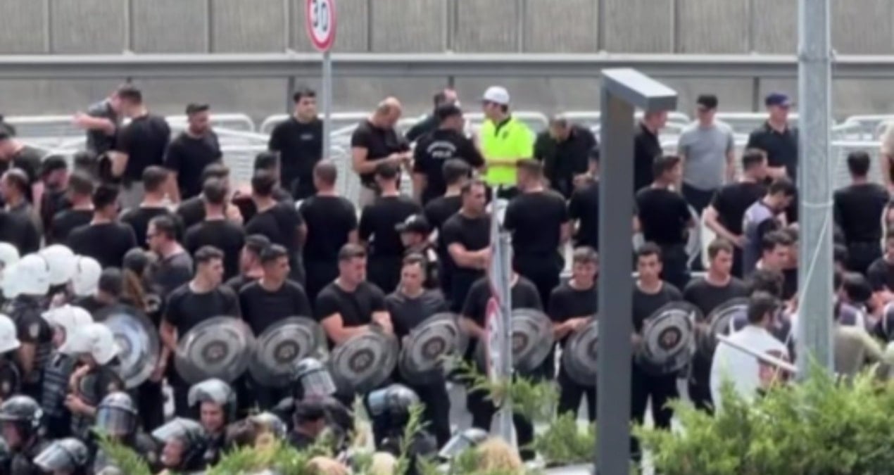 kayyum gursel tekini koruyan siyah giyimli korumalar dikkat cekti VTF4fJ4s