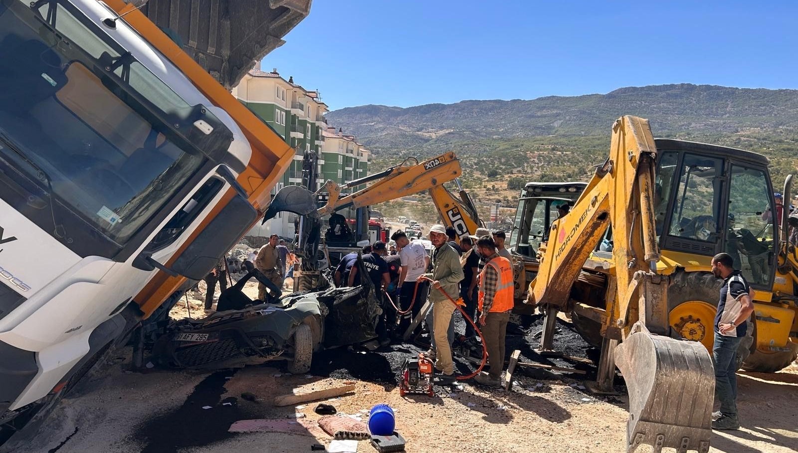 otomobilin uzerine kamyon devrildi surucu hayatini kaybetti PRsNhZY7