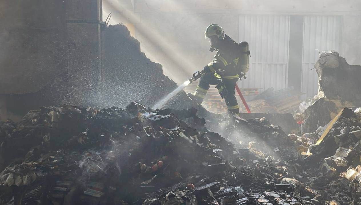 temizlik malzemesi olan depoda yangin IpTbO5gG