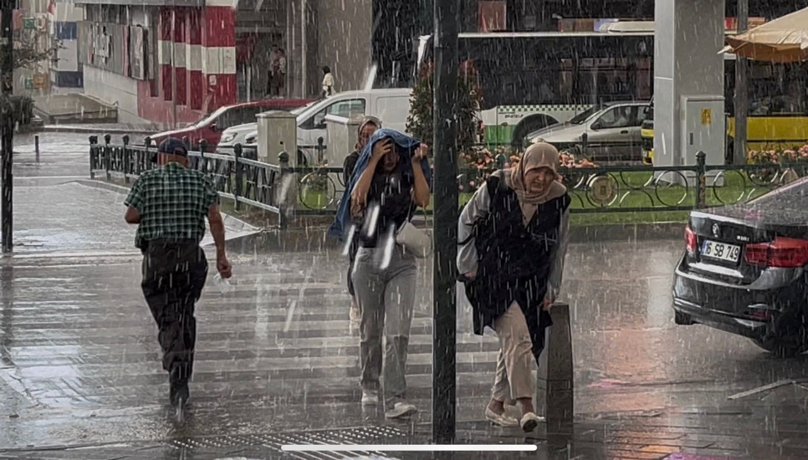 yagmura hazirliksiz yakalandilar CFqvJJK7