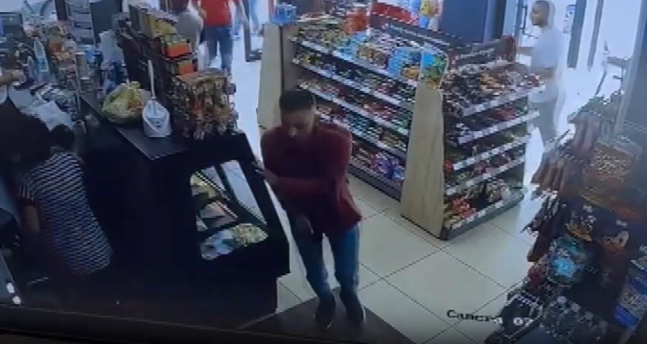 eski esinin yaninda gordu akaryakit istasyonunda dehset sacti o anlar kamerada WtlSUO1N