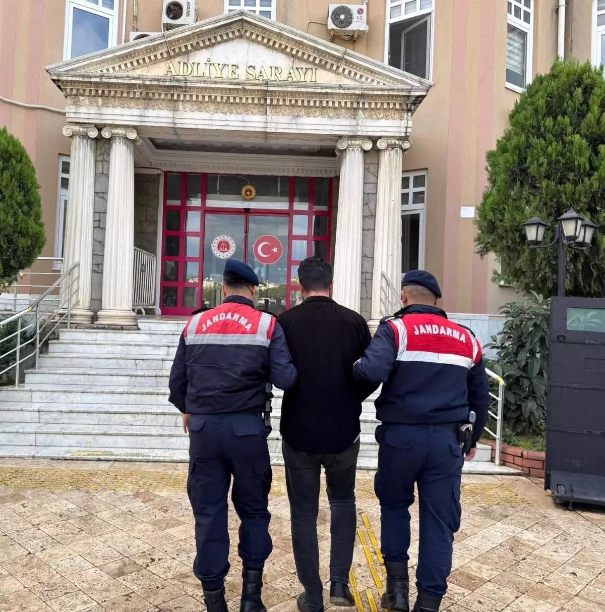 hirsizlik zanlisi didimde yakalandi NpBR6Pjk.jpg