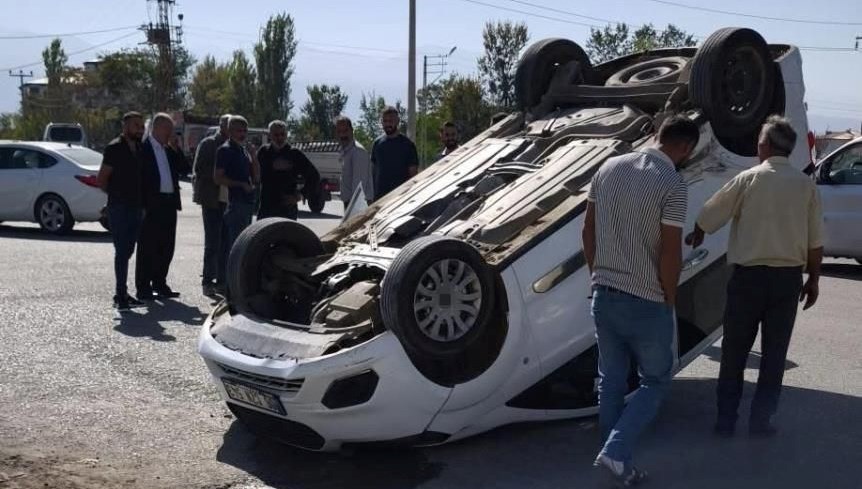 igdirda kaza araclardan biri ters dondu iki kisi yaralandi rFHHD8Rf