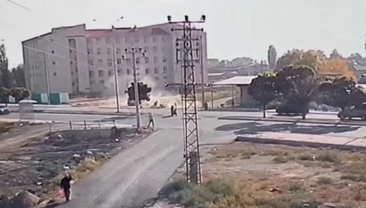 igdirda otomobil ile motosiklet carpisti 3 kisi yaralandi E5GKtfVl