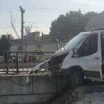 kontrolden cikan kamyonet demirlere saplandi x5GtaskG.jpg