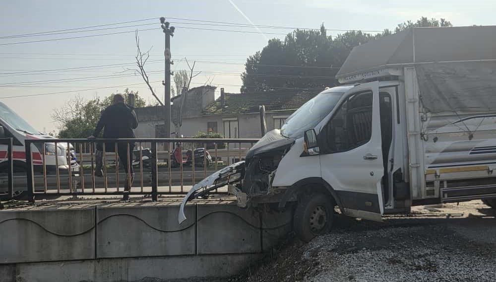 kontrolden cikan kamyonet demirlere saplandi x5GtaskG.jpg