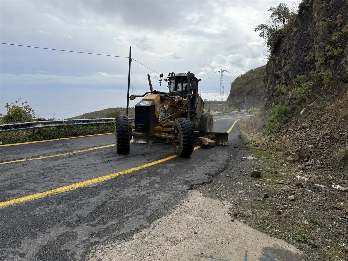 sarkoyde saganak nedeniyle kaya dusmesi mFk1JWc3