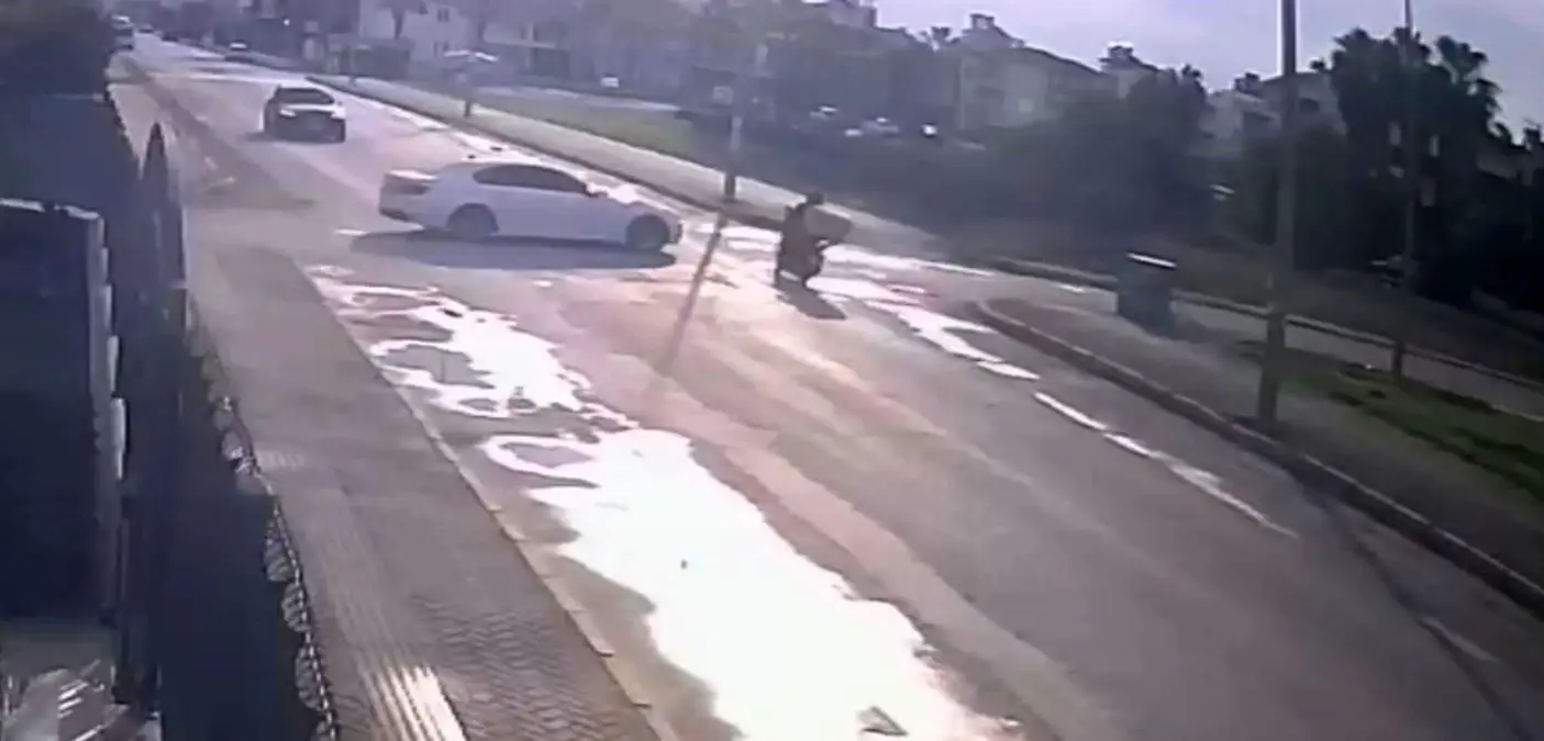 antalyada motosikletli kurye kaza gecirdi agir yarali FAeRg8gi.jpg