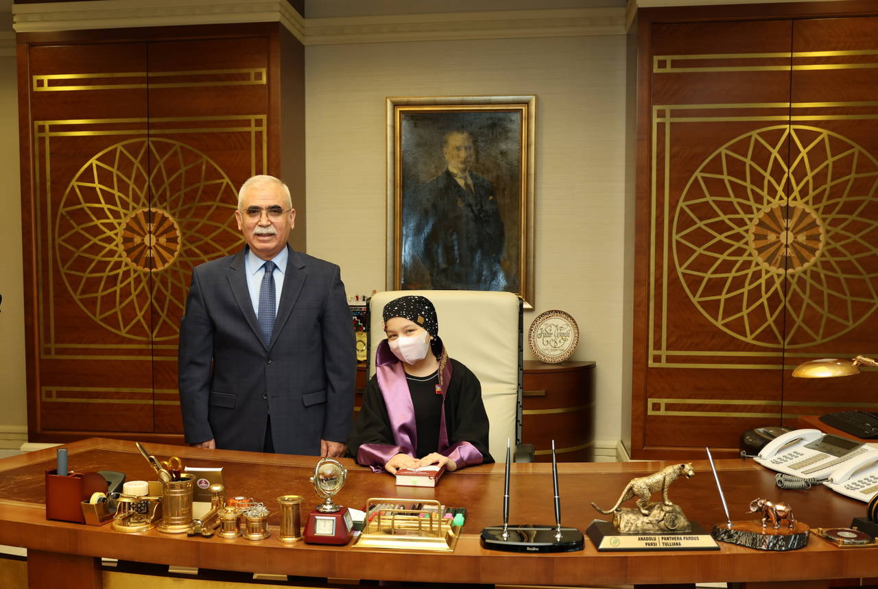 Lösemili Kız Çocuğu Anayasa Mahkemesi Başkanlığı Koltuğuna Geçti: Çocuk Bakanlığı Kurulmalı