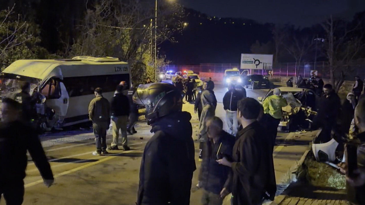 Beykoz’da Servis Minibüsü ile Otomobil Çarpıştı: 11 Yaralı