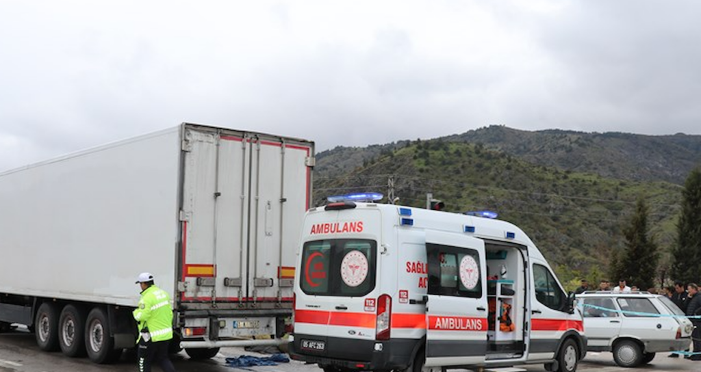 kahreden-kazada-aractan-firlayan-10-aylik-bebek-oldu-qYZSsm7W