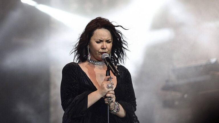 guclu-vokal-guclu-sahne-sebnem-ferahin-hafizalara-kazinan-konserleri-cZ9lqamu
